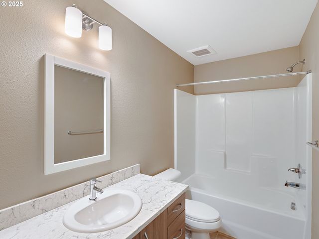 10829 E BURNSIDE St, Portland, OR 97216