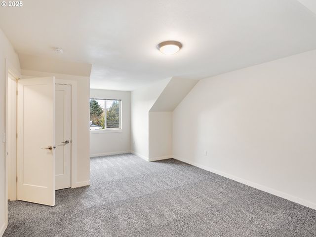 10829 E BURNSIDE St, Portland, OR 97216