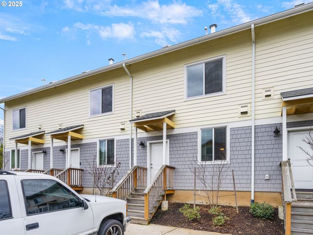 10829 E BURNSIDE St, Portland, OR 97216