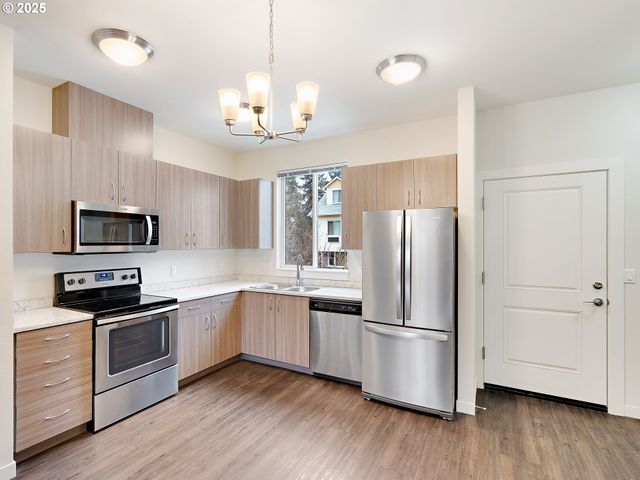 10829 E BURNSIDE St, Portland, OR 97216