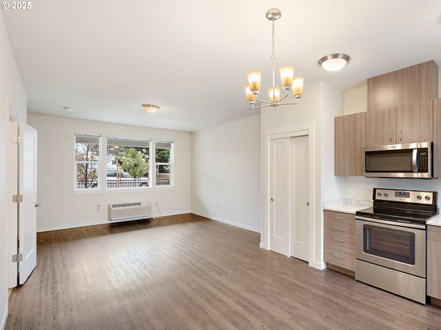 10829 E BURNSIDE St, Portland, OR 97216