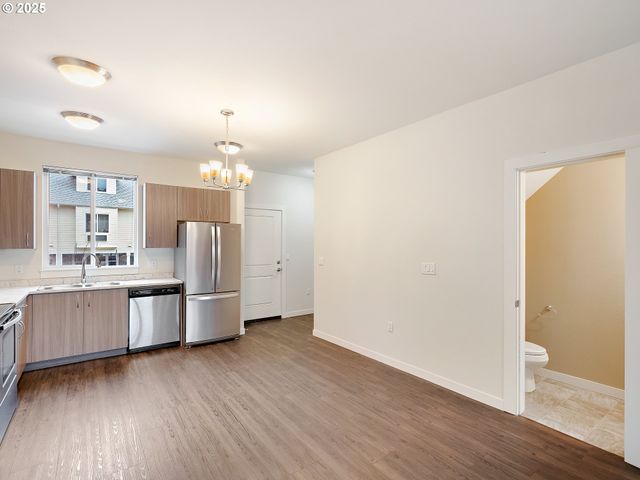 10829 E BURNSIDE St, Portland, OR 97216