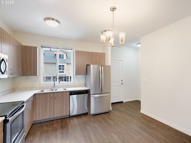 10829 E BURNSIDE St, Portland, OR 97216