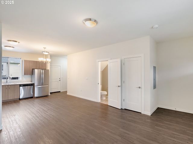 10829 E BURNSIDE St, Portland, OR 97216