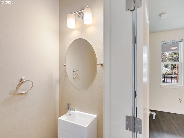 10829 E BURNSIDE St, Portland, OR 97216