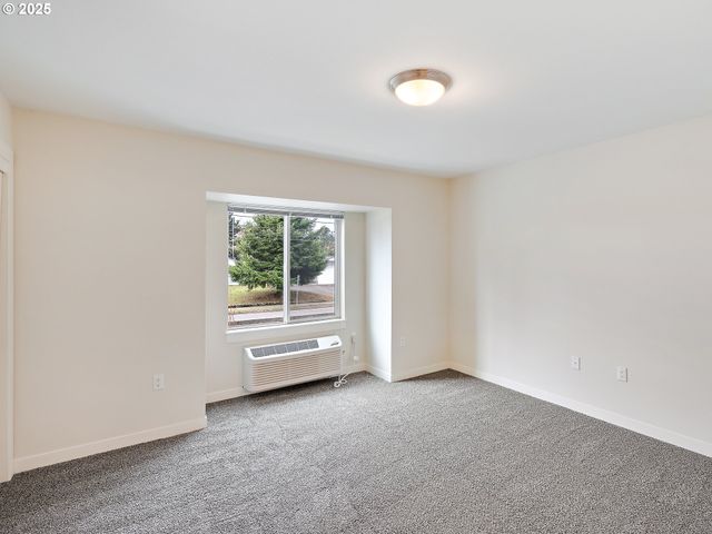 10829 E BURNSIDE St, Portland, OR 97216