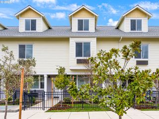 10829 E BURNSIDE St, Portland, OR 97216