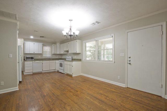 2425 N Locust Street, Denton, TX 76209