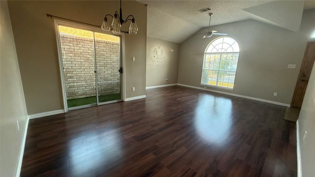 519 Cross Cut Drive, Arlington, TX 76018