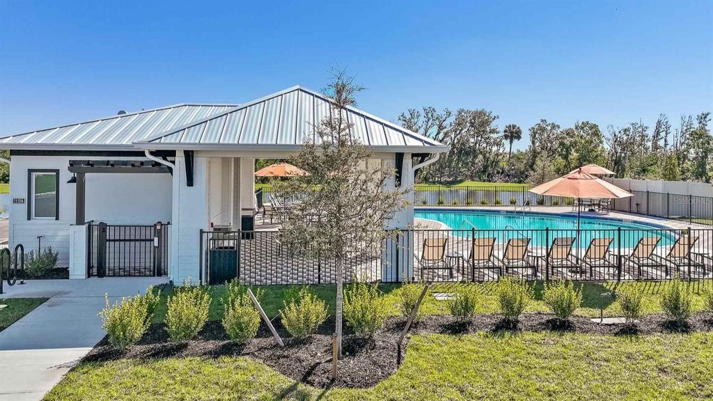 Image 19 of property listing at 11027 44TH AVENUE E, Palmetto, FL 34221