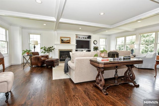 121 Vreeland Avenue, Midland Park, NJ 07432