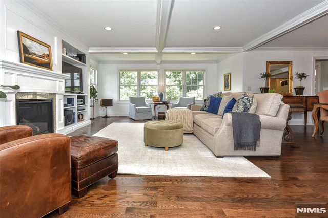 121 Vreeland Avenue, Midland Park, NJ 07432