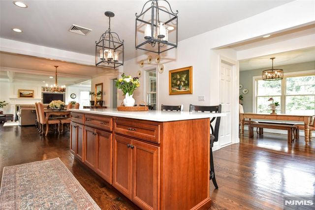 121 Vreeland Avenue, Midland Park, NJ 07432