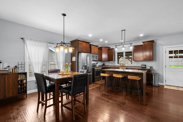 510 Pinehurst Drive, Eldridge, IA 52748