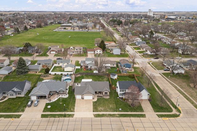 510 Pinehurst Drive, Eldridge, IA 52748