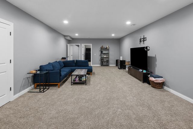 510 Pinehurst Drive, Eldridge, IA 52748