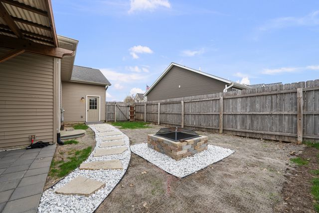 510 Pinehurst Drive, Eldridge, IA 52748