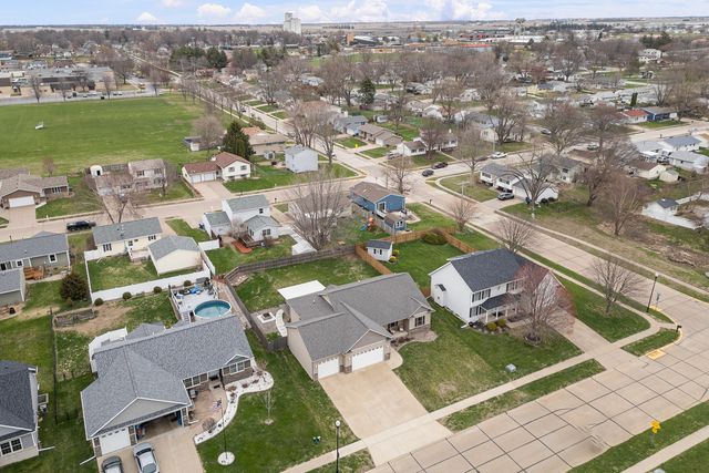 510 Pinehurst Drive, Eldridge, IA 52748