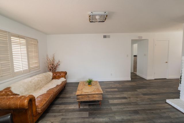 4537 Engle Rd, Sacramento, CA 95821