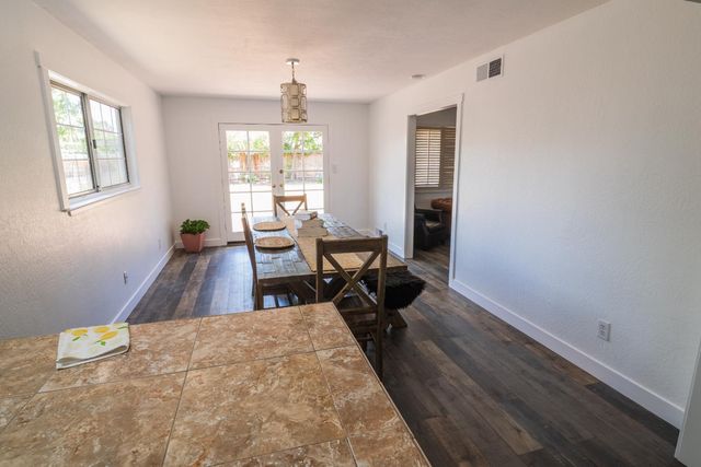 4537 Engle Rd, Sacramento, CA 95821