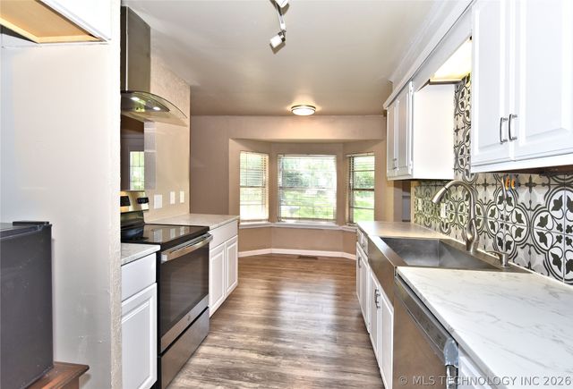 316 Redbud Court, Sand Springs, OK 74063