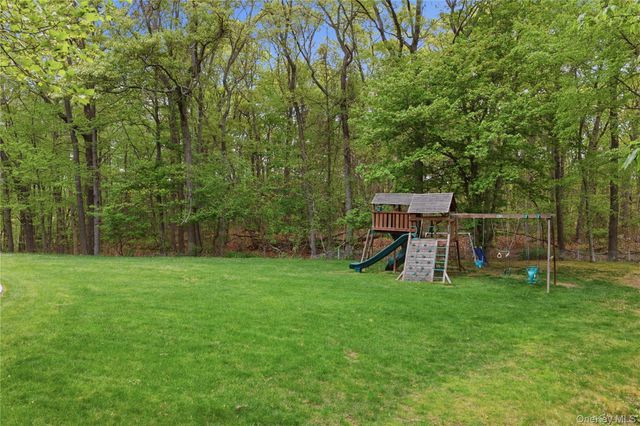 10 Stony Run Court, Dix Hills, NY 11746