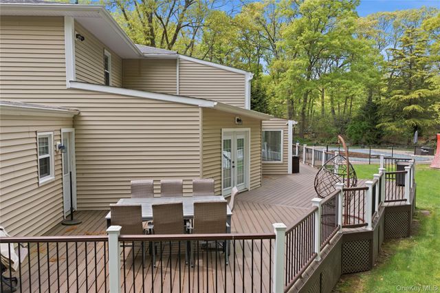 10 Stony Run Court, Dix Hills, NY 11746