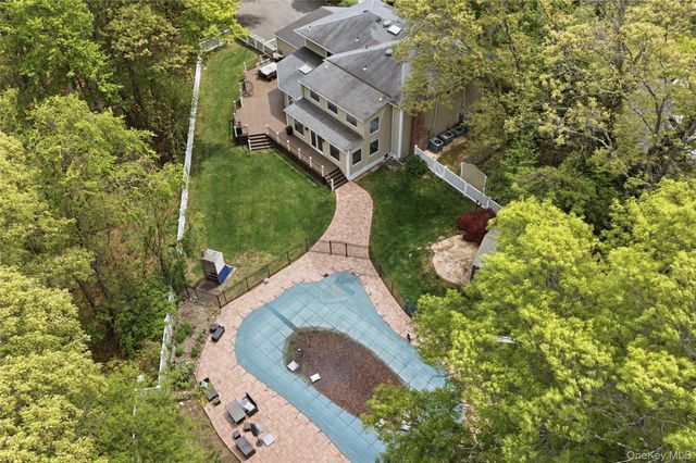 10 Stony Run Court, Dix Hills, NY 11746