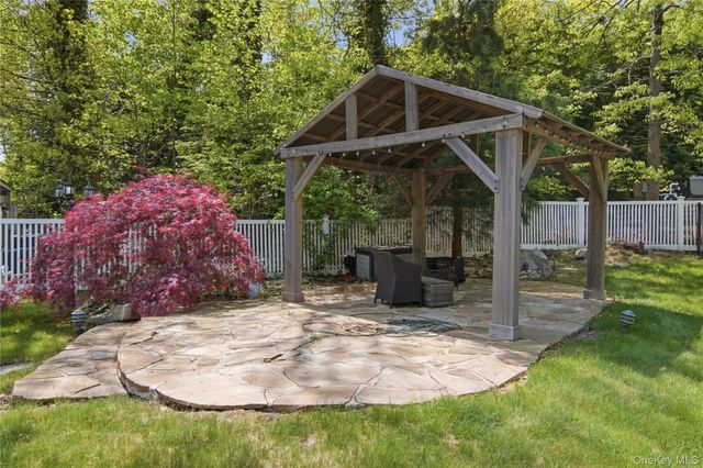 10 Stony Run Court, Dix Hills, NY 11746