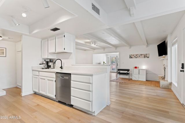 639 E CALAVAR Road, Phoenix, AZ 85022