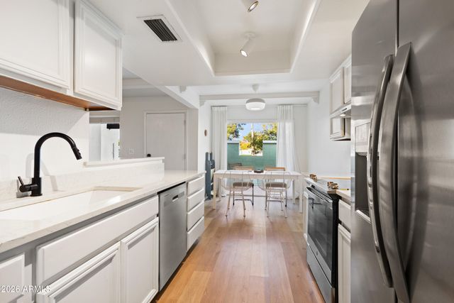 639 E CALAVAR Road, Phoenix, AZ 85022