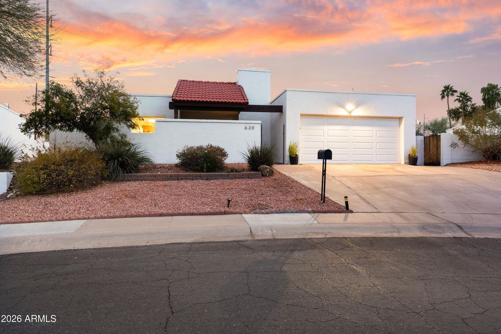 639 E CALAVAR Road, Phoenix, AZ 85022