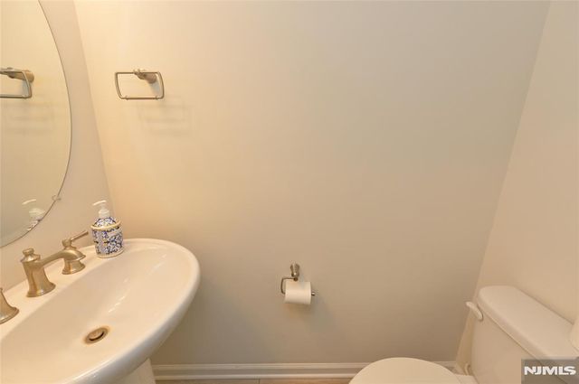 104 W Ramsey Terrace 607, Fair Lawn, NJ 07410