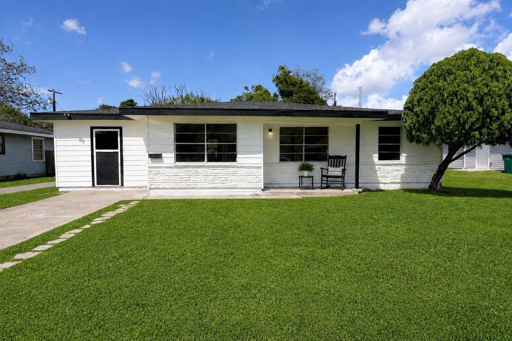 404 Elaine Street, La Marque, TX 77568