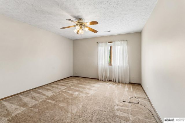603 Dearborn Circle, Papillion, NE 68046