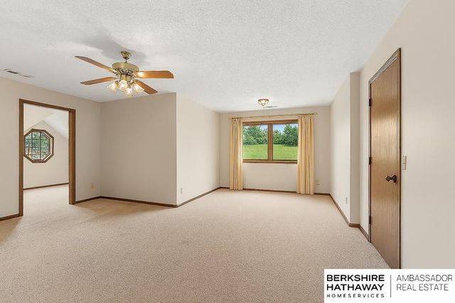 603 Dearborn Circle, Papillion, NE 68046