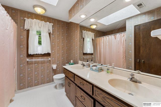 603 Dearborn Circle, Papillion, NE 68046