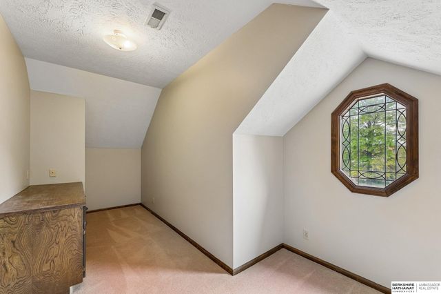 603 Dearborn Circle, Papillion, NE 68046