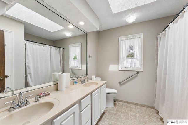 603 Dearborn Circle, Papillion, NE 68046