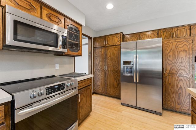 603 Dearborn Circle, Papillion, NE 68046