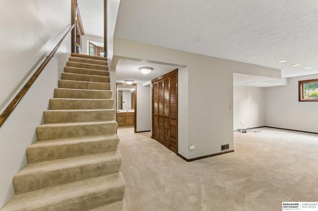 603 Dearborn Circle, Papillion, NE 68046