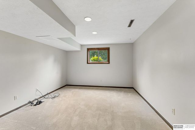 603 Dearborn Circle, Papillion, NE 68046