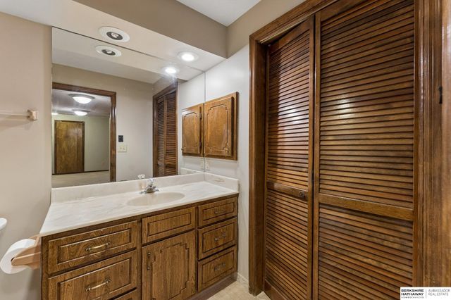 603 Dearborn Circle, Papillion, NE 68046