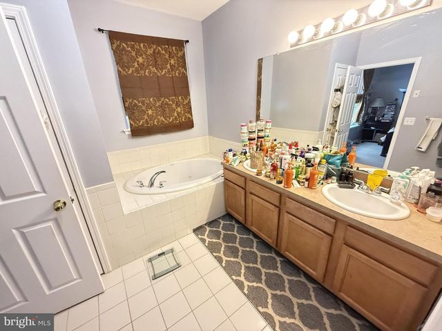 145 KENSINGTON DR, Lehman, PA 18324