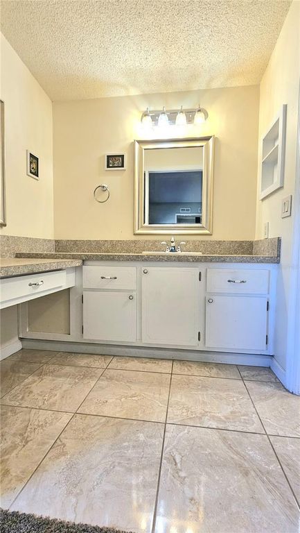 Image 24 of property listing at 933 OLEANDER STREET, Lady Lake, FL 32159