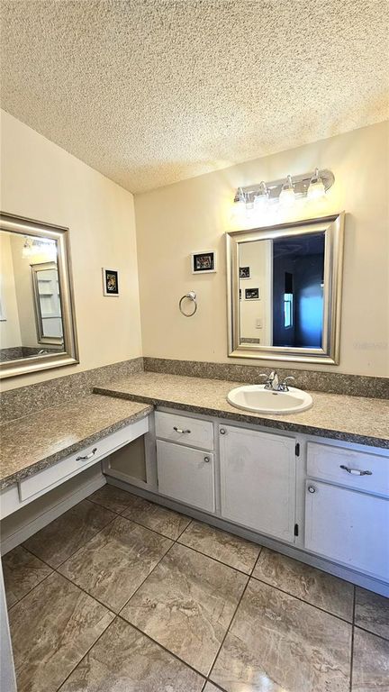 Image 25 of property listing at 933 OLEANDER STREET, Lady Lake, FL 32159