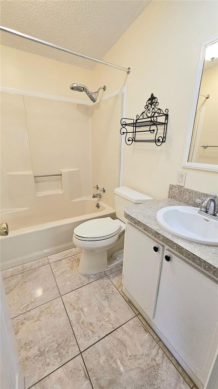 Image 28 of property listing at 933 OLEANDER STREET, Lady Lake, FL 32159