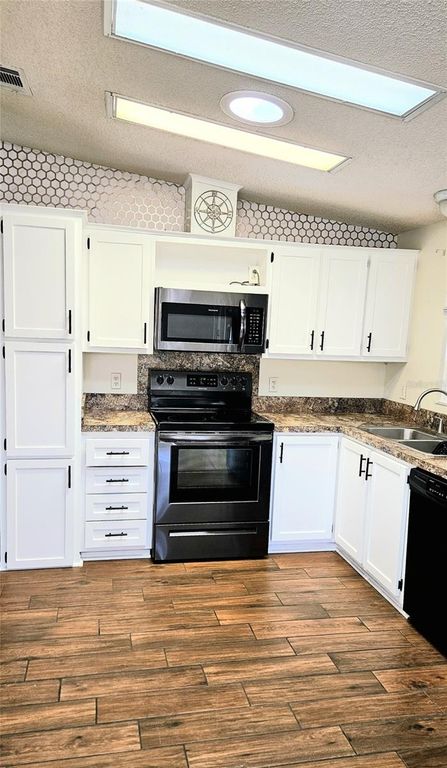 Image 8 of property listing at 933 OLEANDER STREET, Lady Lake, FL 32159