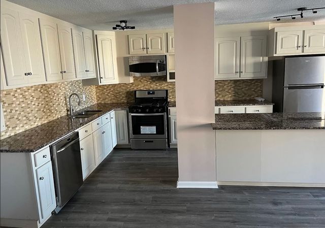 2211 S Stewart Avenue 3B, Lombard, IL 60148