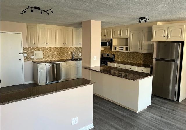 2211 S Stewart Avenue 3B, Lombard, IL 60148